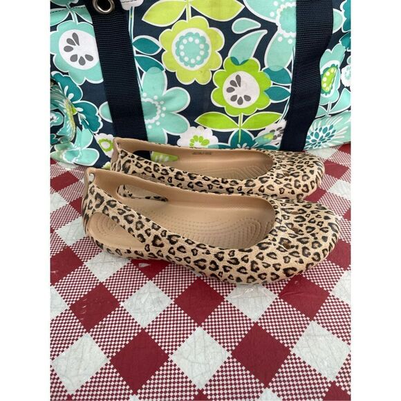 CROCS LAURA GRAPHIC FLAT ballet cheetah print - Picture 2 of 9